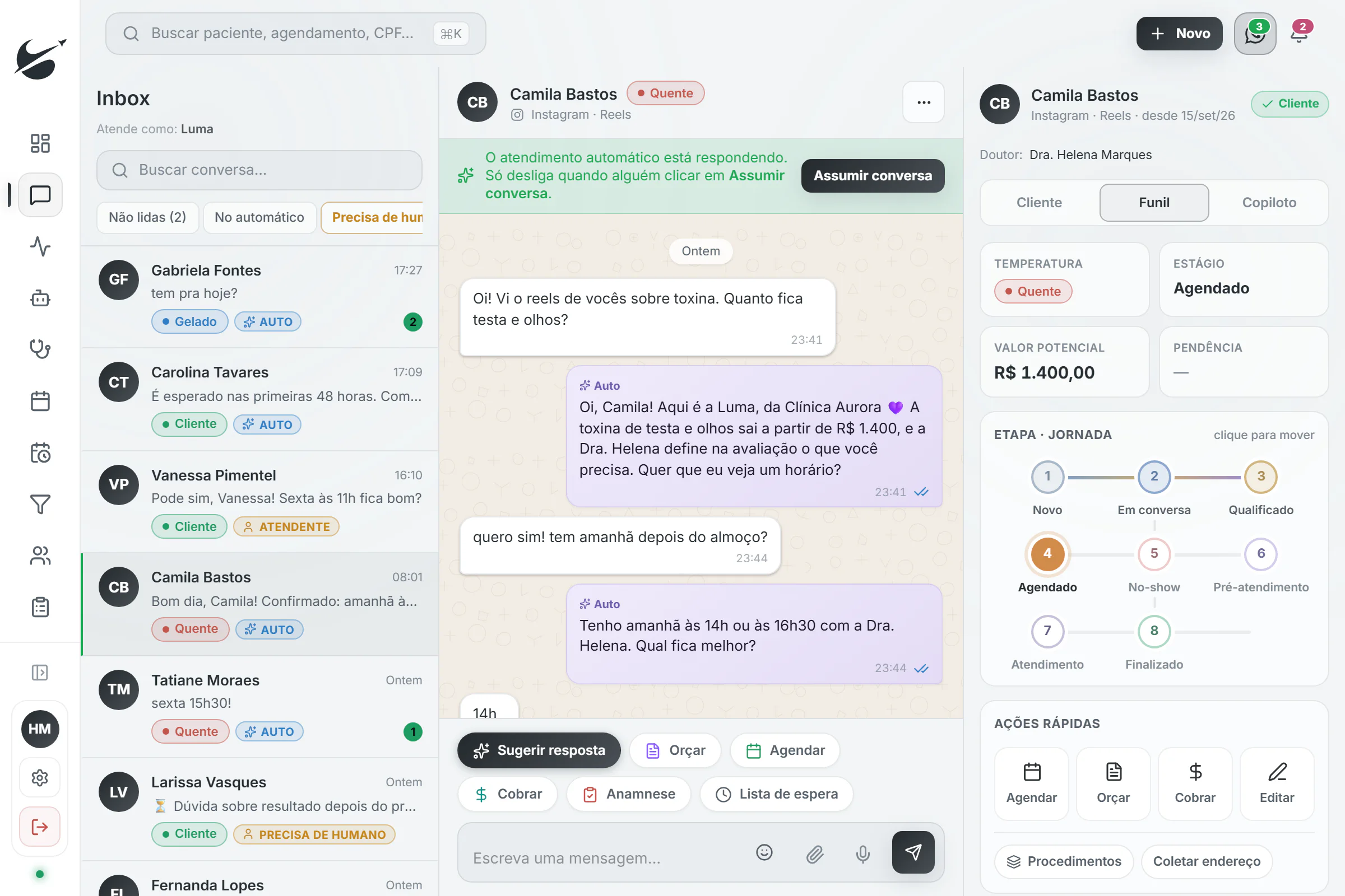 Conversas de WhatsApp na Sidera: a IA respondeu às 23h41 com o selo Auto, e o painel da paciente mostra a etapa no funil