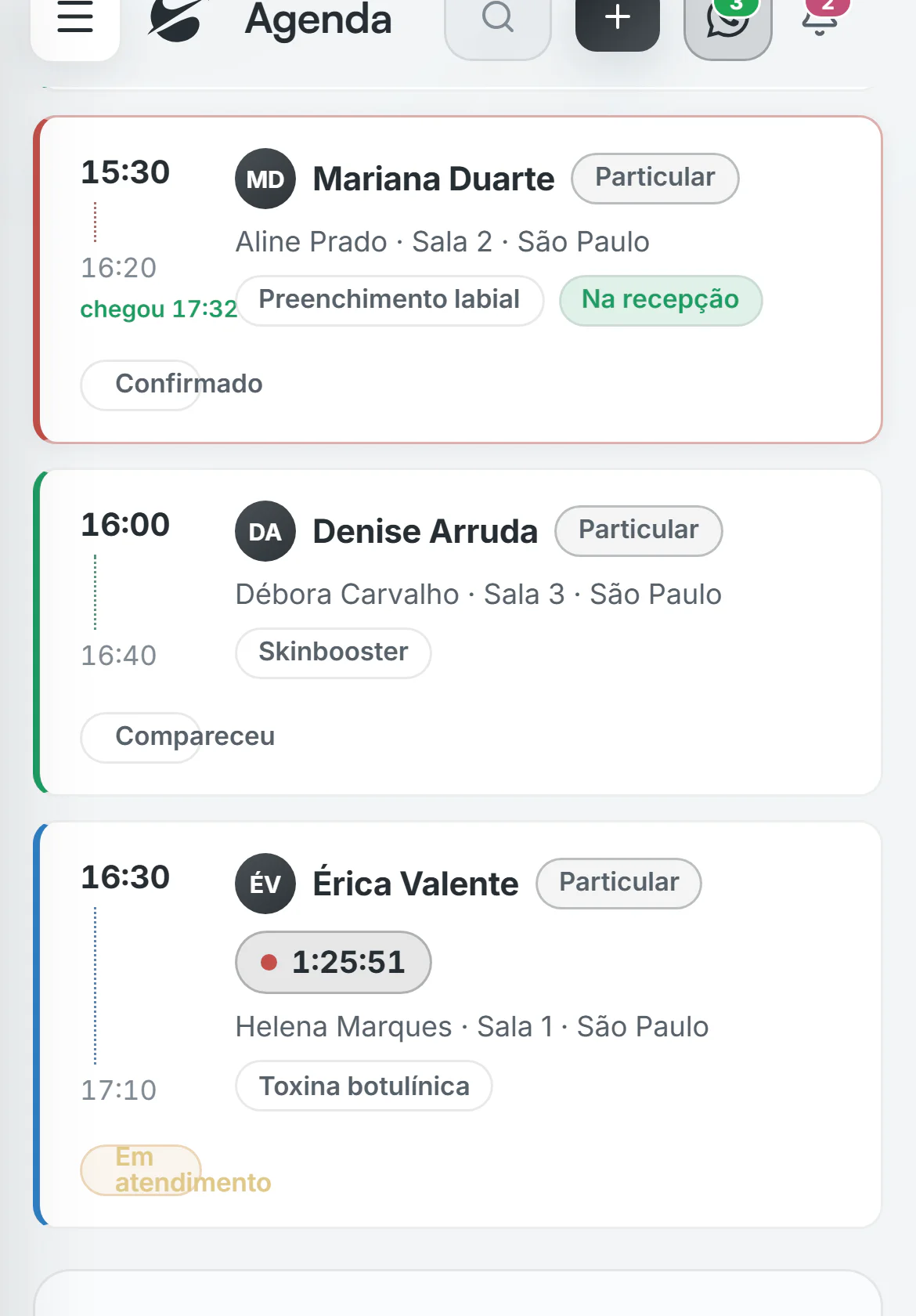 Agenda do dia na Sidera com as três doutoras, a paciente no pré e a que está em atendimento agora